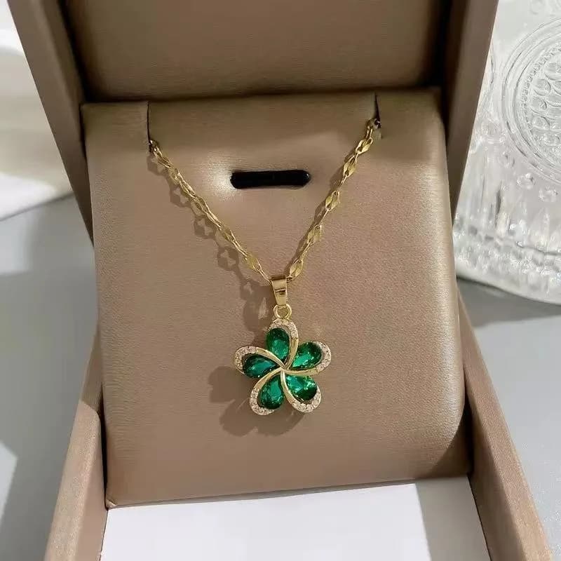 Collana con pendente fiore in zirconi cubici
