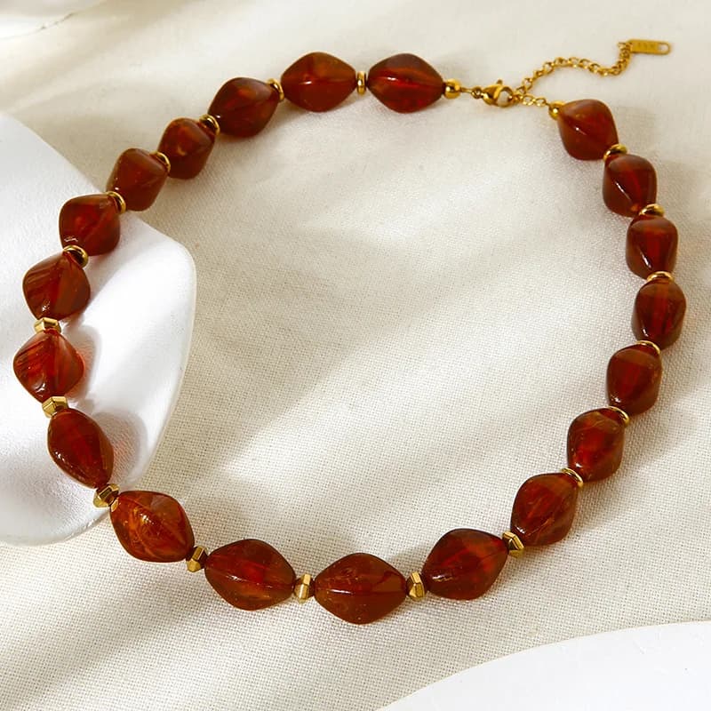 Collana a girocollo con perline in resina acrilica