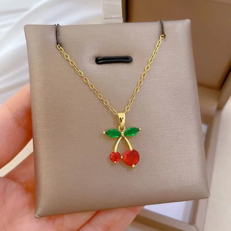Collana con pendente foglia d'acero placcata oro e perla