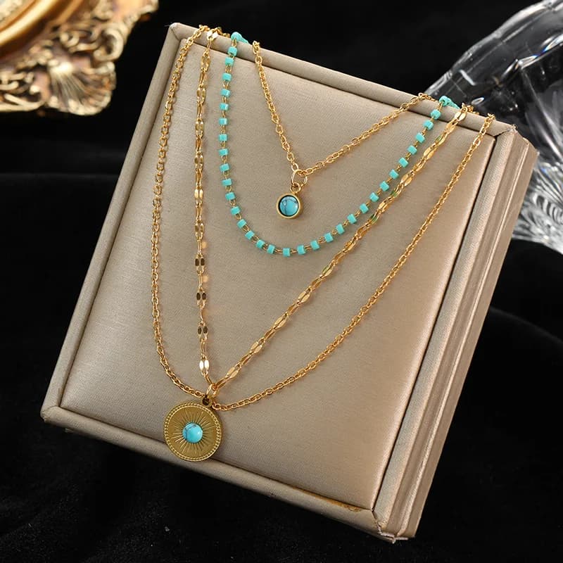 Collana choker multistrato con pendente in pietra verde
