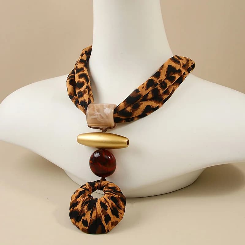 Collana con Pendente in Resina Stampa Leopardo