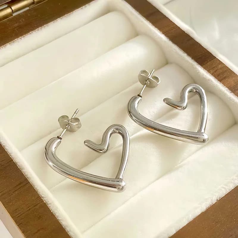 Orecchini a perno con cuore, acciaio inossidabile