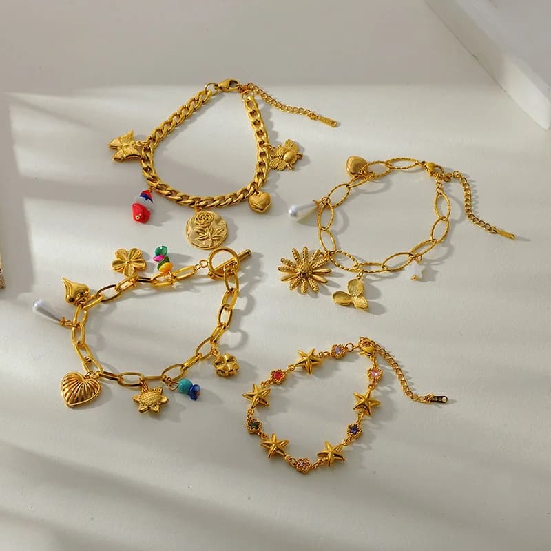 Bracciale dorato con molteplici charms