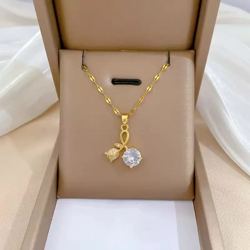 Collana con pendente fiore in zirconi cubici