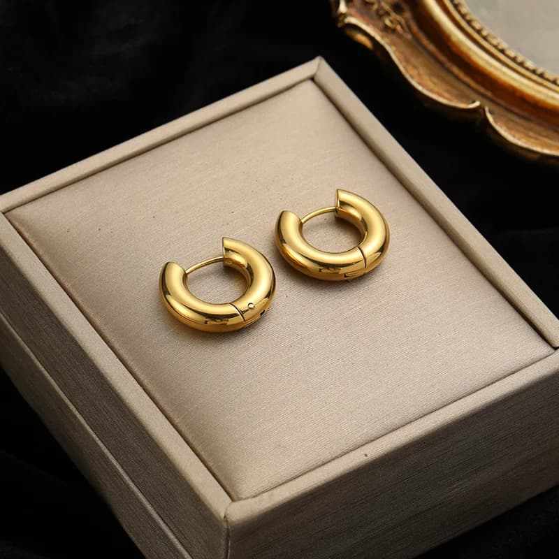 Orecchini Huggie a Cerchio Vuoto Color Oro