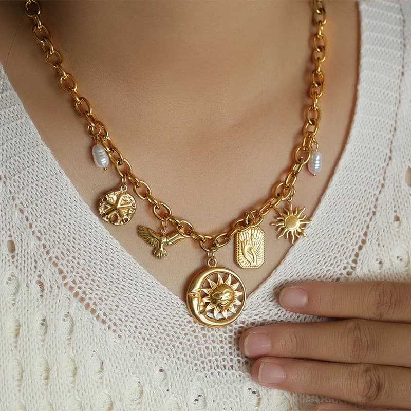 Collana pendente oro con stella marina, conchiglia e sole
