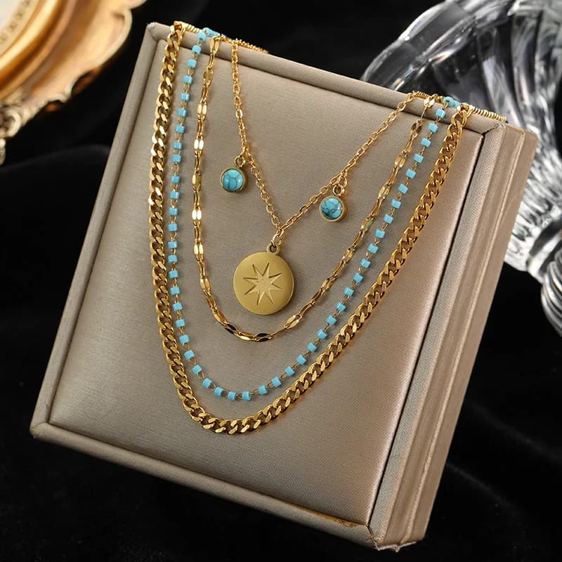 Collana choker multistrato con pendente in pietra verde